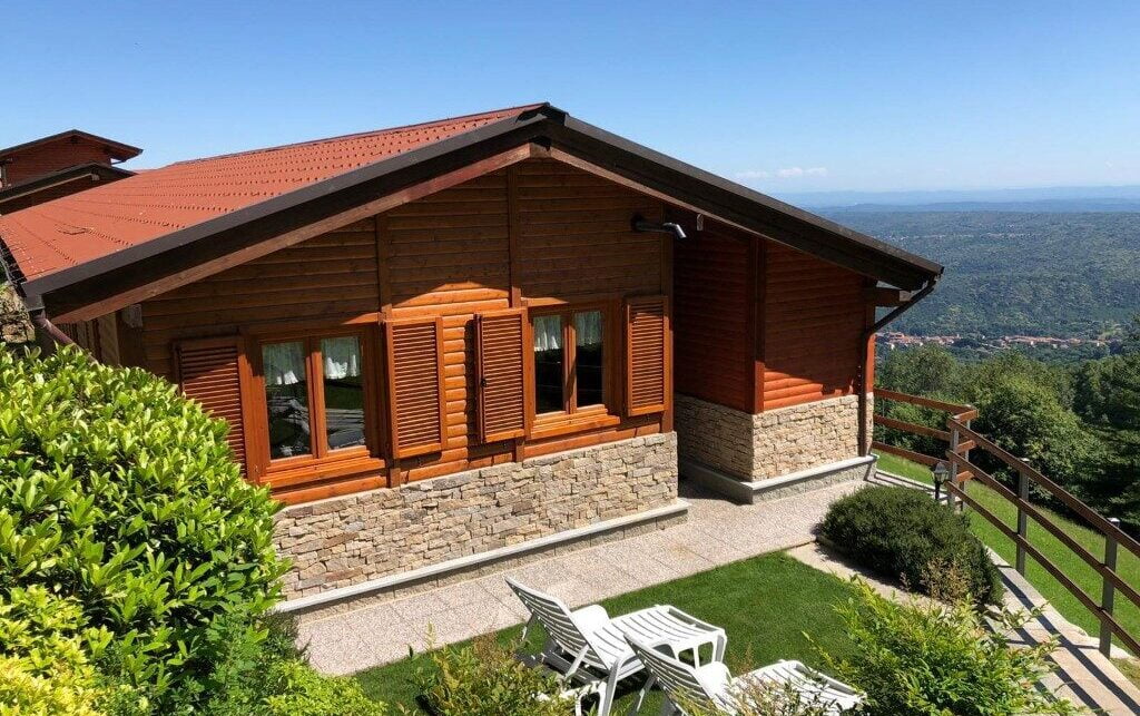 Lo Chalet vacanza Lauretana è una struttura ricettiva in legno e pietra con giardino adatto per il pernotto. Goditi l'orizzonte del Resort Spa La Bossola che parte dal Monviso, copre tutta la serra morenica di Ivrea ed il Biellese.