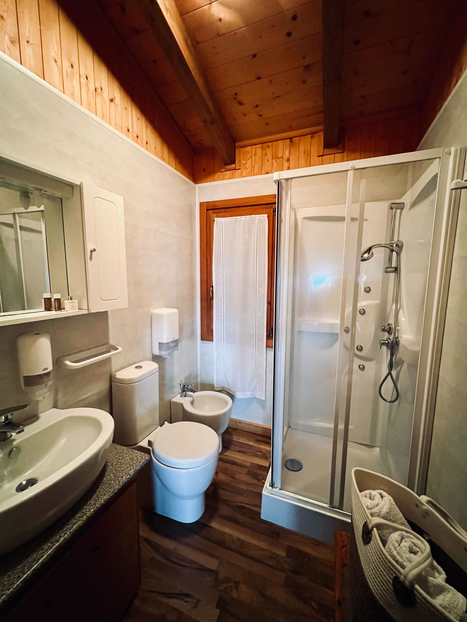 Nella foto il bagno privato con doccia dello Chalet Vacanza Lauretana del Resort Spa La Bossola di Netro.